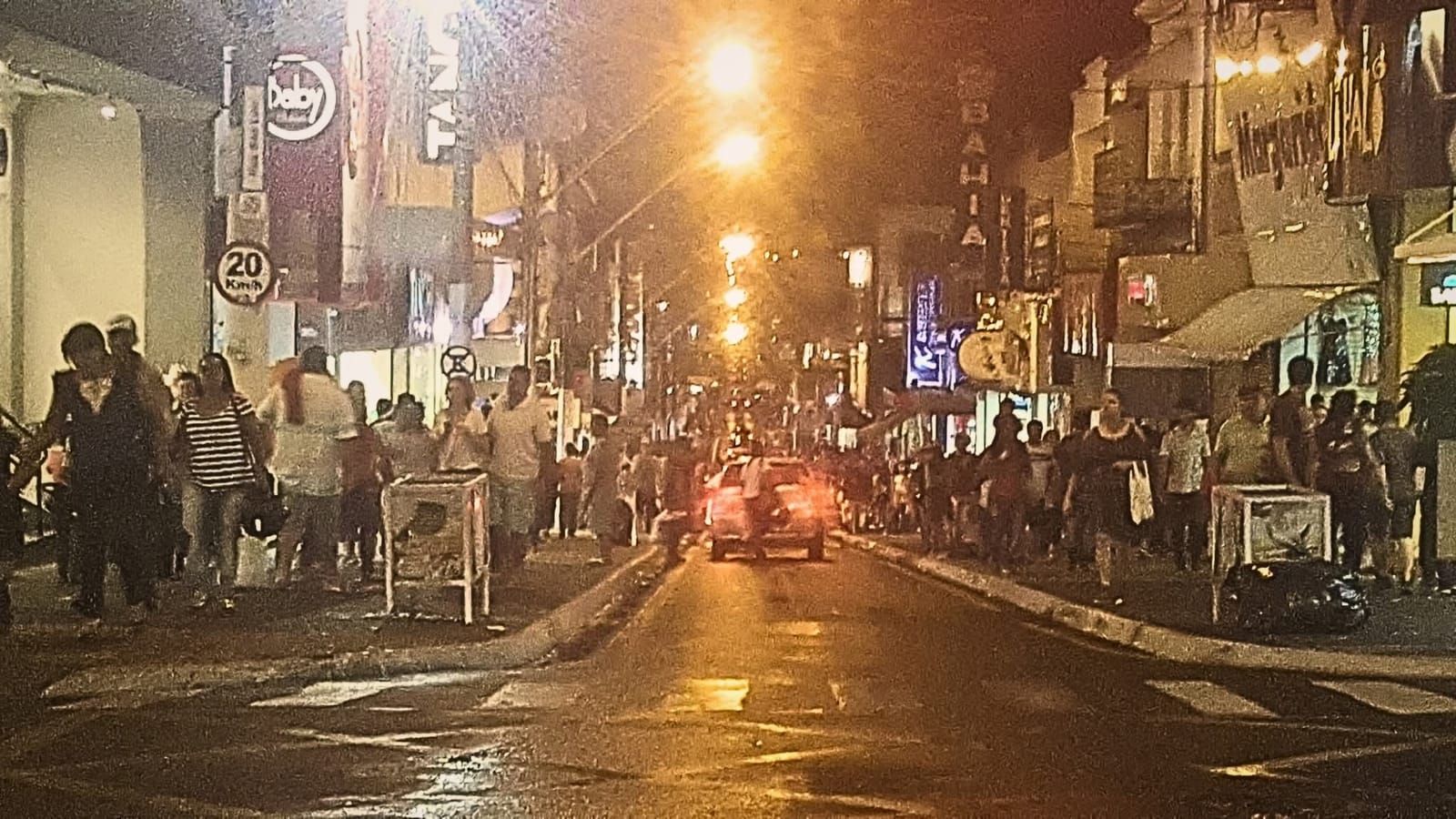 Dia das Crianças Lojas abrem à noite com sorteio de prêmios e super-heróis