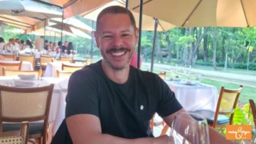 A mesa não é cenário. É protagonista.