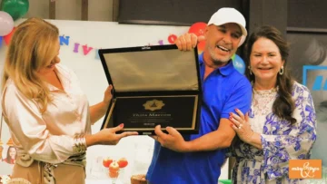 Acim homenageia Thita Marcon por decoração natalina