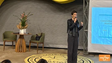 Maple Bear Marília recebe psicóloga Laís Fontinelli para falar sobre convivência e conflitos na era digital